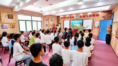 向美好未来出发 九四中学主题班会点亮家国心