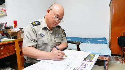 保安室里“刷”高中题 五旬师傅的数学情缘