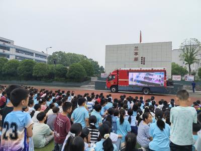 鸦鹊岭小学：分月施教多元守护 全程联动护航青春