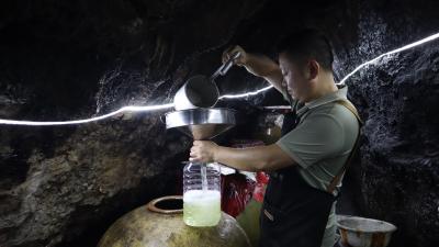 古法酿纯粮 洞藏蕴醇香 下堡坪蛟龙寺村老酒香飘振兴路