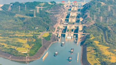 三峡大坝船舶过闸，是“乘电梯”还是“走楼梯”？