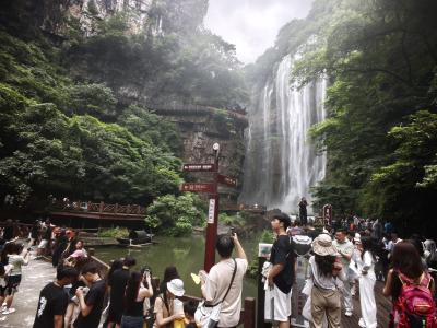 雨润青山瀑鸣幽谷 端午首日三峡大瀑布引八方游客沉浸式逐凉