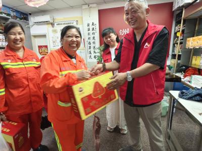 夷陵民间故事艺人黄成方端午慰问环卫工人