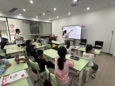 绿洲社区：手绘团扇承古韵 千年国风焕新生