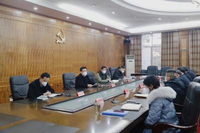 区委理论学习中心组进行集体学习研讨