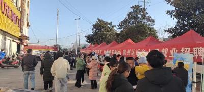 “大篷车”下乡送“岗” 就地“留人”促就业