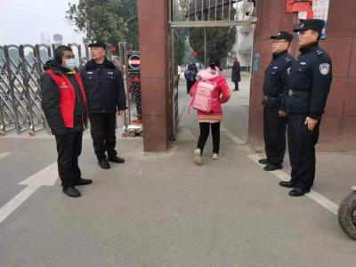 开学啦！警察叔叔来护航