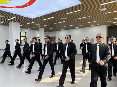 襄州：“服饰走秀老男孩”展现晚年精彩生活