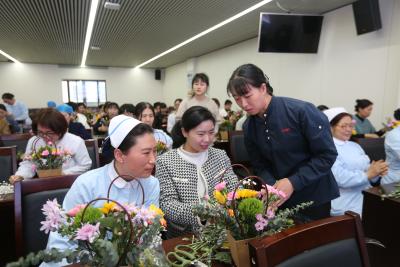 插花会春意  欢乐庆“三八”