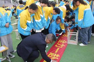 襄州七中：奋勇鏖战立潮头，踔厉奋发续辉煌