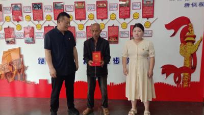 埠口社区为老党员颁发“光荣在党50年纪念章”