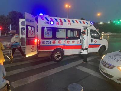 襄州：老人晕倒街头 民警及时救助  
