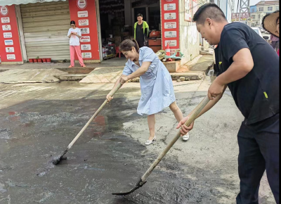 陶家湾社区开展雨后清淤环境整治活动