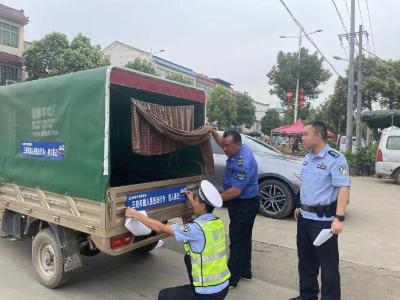 助力道路交通安全  人大代表在行动