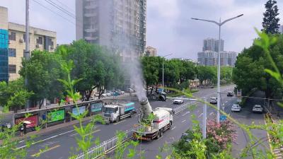 高温坚守保清洁 洒水降温送清凉