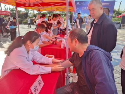 襄州区卫健系统开展2023年全国科普日义诊活动
