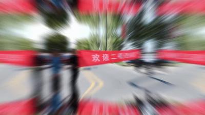 5岁时睡梦中被偷走 34年后回乡背起生母进家门