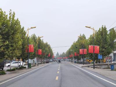 黄龙镇街头飘起“中国红”