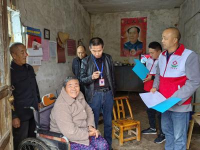 走进群众家中  传递代表温暖