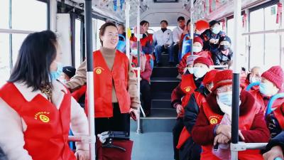 龙年新春 老“游”所乐