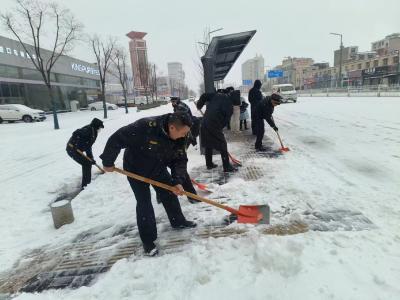 区城管局：千名党员干部职工上路 铲雪除冰保畅通