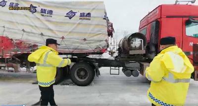 风雪中多货车被困  襄州交警紧急营救