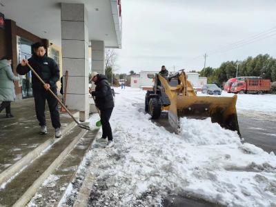 黄集镇：人机同上阵    铲冰除雪保通畅