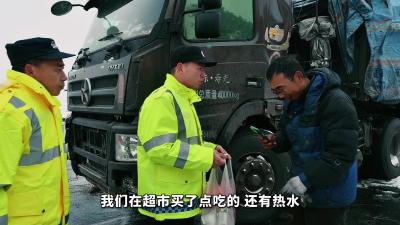 雪 “警”来了！这一幕真暖