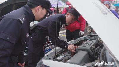 襄州民警雪中送暖  解救集市受困车辆