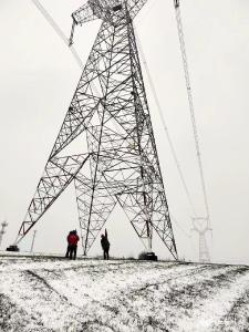 顶风冒雪战寒潮 全力以赴保供电