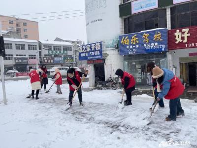 扫雪除冰进行时 齐心协力保通畅