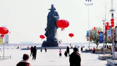 广场热闹人气旺 欢乐祥和庆新春