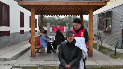 雷锋精神代代传 志愿服务暖人心