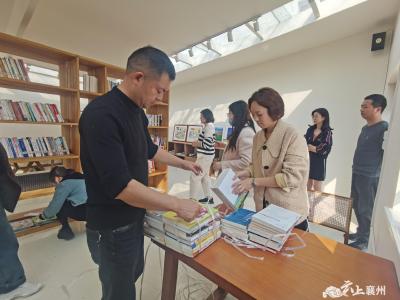 襄州区图书馆为黄龙向湾“新村民”送图书