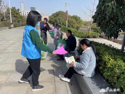 区城管局开展“向阳花开心向党 巾帼建功新时代”普法宣传活动      