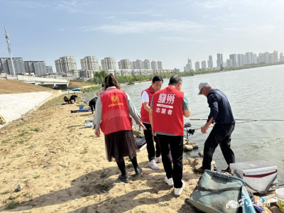 人大代表巡河护河  合力共护碧水清流