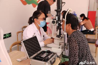 襄州区卫健局组织开展2024年全国爱眼日义诊活动