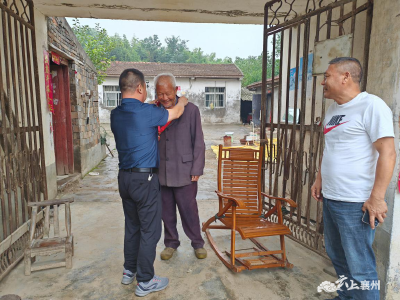  龙王镇：为老党员颁发“光荣在党50年”纪念章