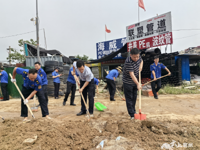 襄州城管：深入包保社区开展清淤行动