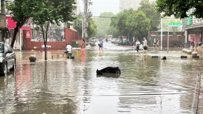 突降暴雨 “逆行者”为群众撑起“安全伞”
