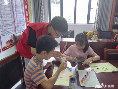 青年学子以扇传善    “童叟乐园”妙绘清凉