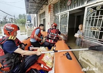 区应急局、消防大队、蓝天救援队驰援伙牌镇 全力转移安置受灾群众
