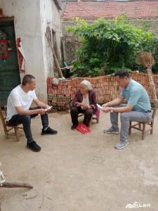襄州区医保局上门为78岁独居老人办理慢病卡  
