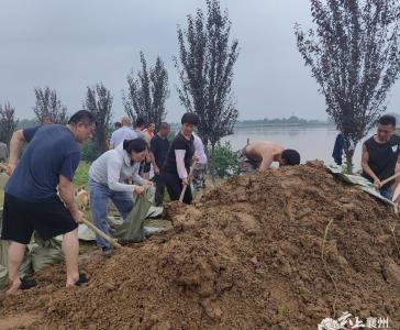 鄢富清：率先垂范奋战防洪抢险一线 守护群众生命财产安全