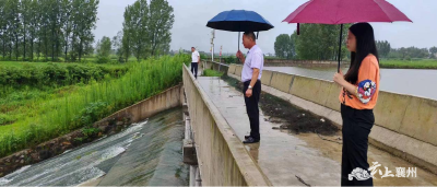 黄龙镇人大代表奋战防汛一线 担当为民守护平安