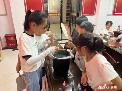 浩然街道育红社区：体验非遗手工漆扇