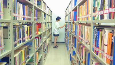 书香伴暑假 图书馆里“充电”忙