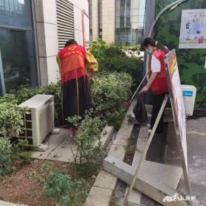 清捡垃圾助文明 守护绿色我先行