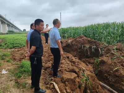 助力排水修渠 保障农业生产