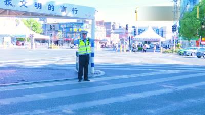 襄州交警：无畏高温“烤”验   “汗”卫交通安全
